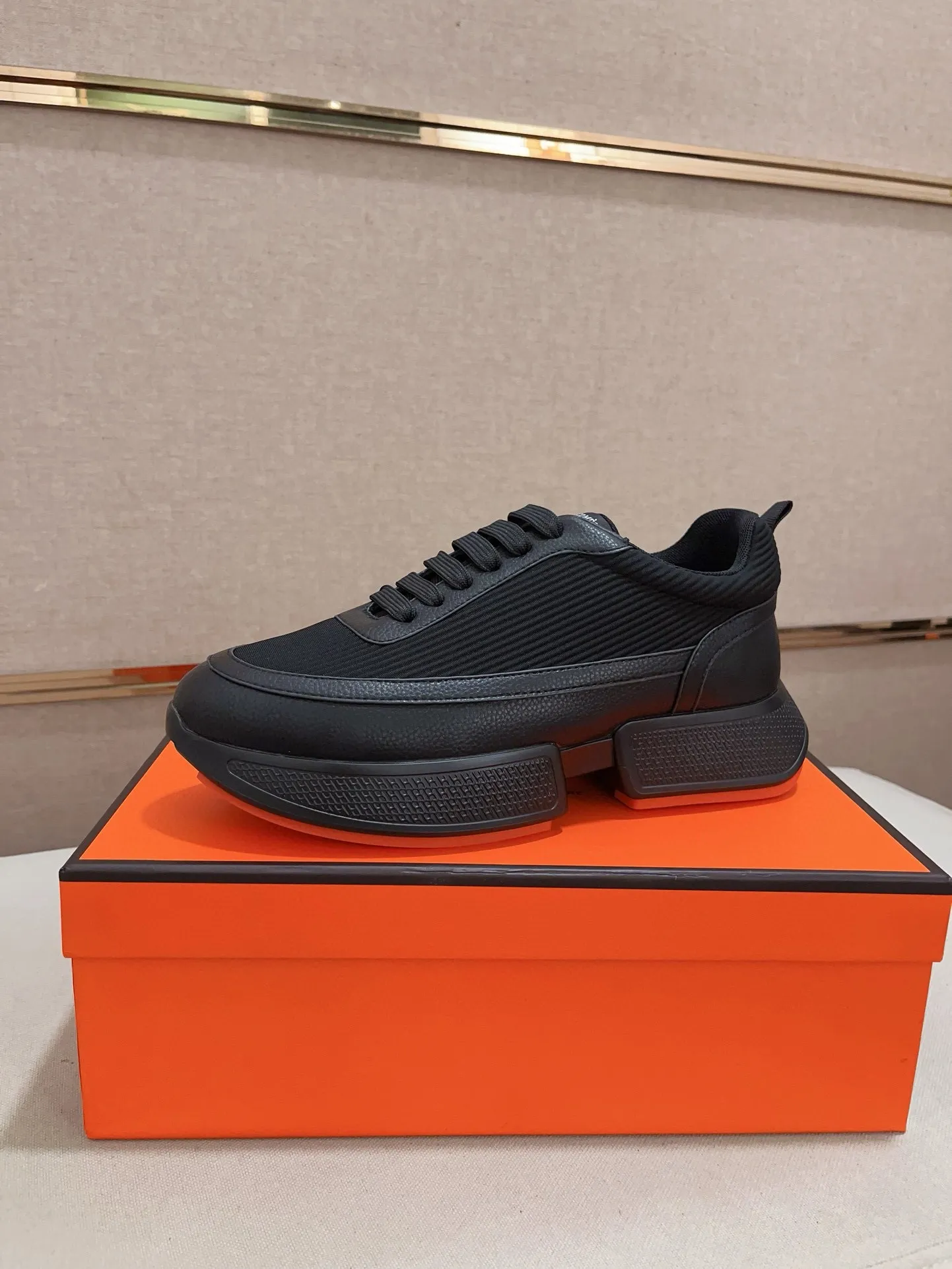 Men's clothing and shoes💰: 440💰《HERMES》【Classic original single version】Hermès; top 🔝purchasing agent🔍🔍men's latest 🇺🇸 counter sales simultaneously, imported from Italy original ▲▲cowhide ▲▲ (high-end, nobility, class) ) Exquisite workmanship (Italian 🇮🇹 imported water-dyed 🐂 cowhide lining) sole: original sole provided by the original factory, ⚠️exclusive double-layer activity·TPR·rubber·combined molded outsole; super comfortable·wear-resistant·non-slip·environmental protection The real thing is more beautiful if you take the real thing (high quality, follow the order). You can enter and exit the counter at will * Number of yards: 38-44 (45 can be customized and cannot be returned or exchanged)